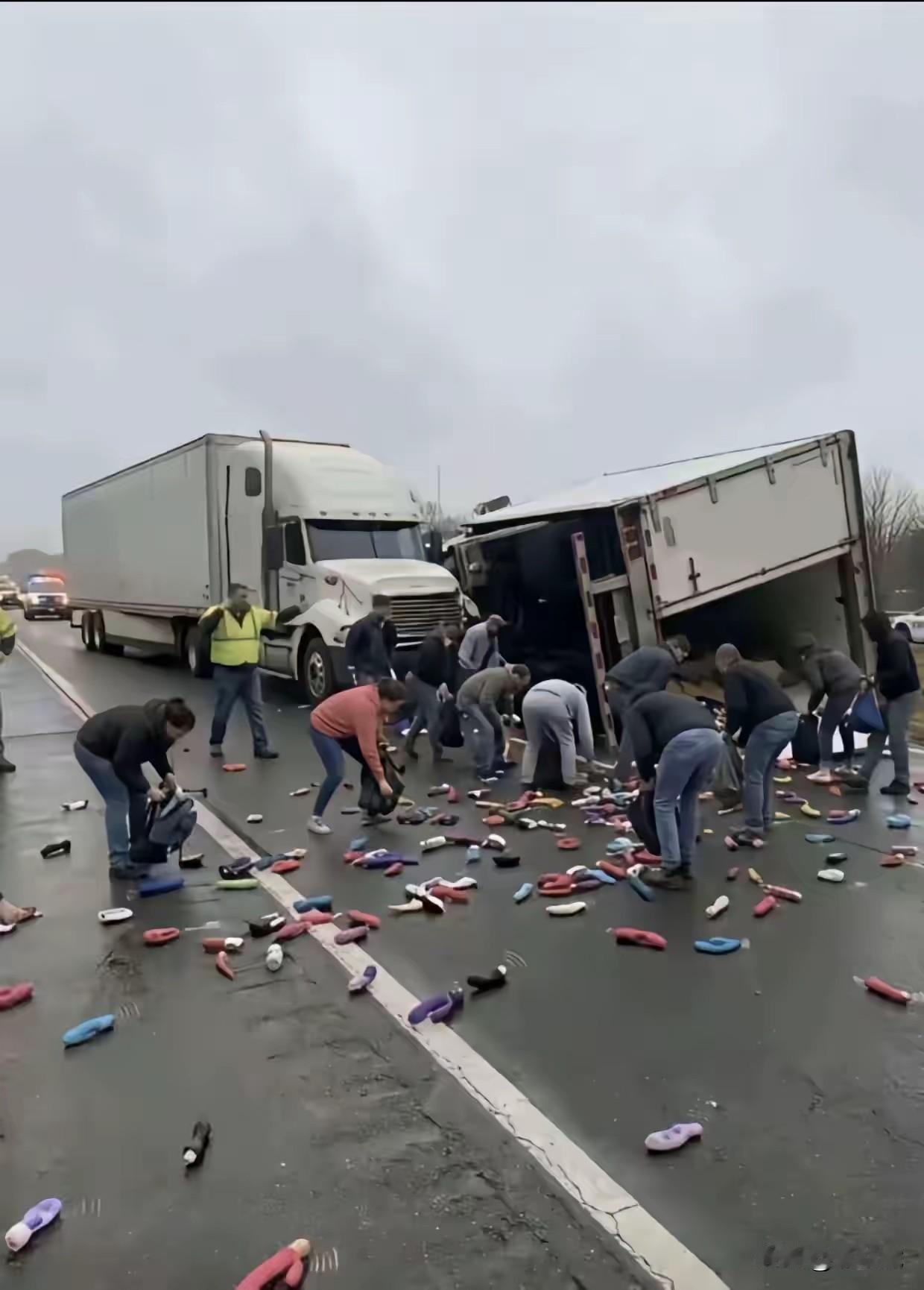 意外无处不在，谁能想到货车出车祸后掉出来一地的女性电动玩具，这女人捡也就算了，这