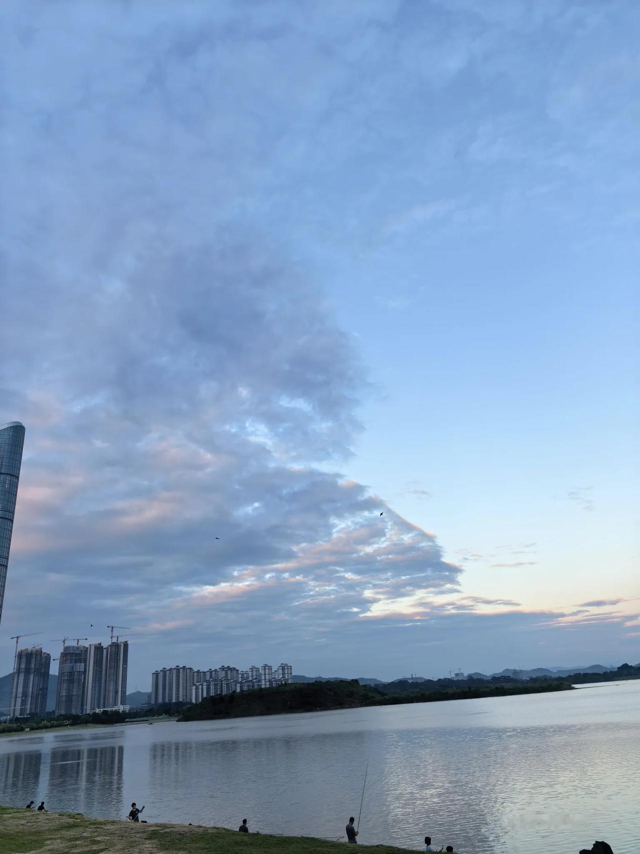 白露接好运·分2万今天去了广州黄埔知识城九龙湖，图片真的很有大片的既视感，那地方