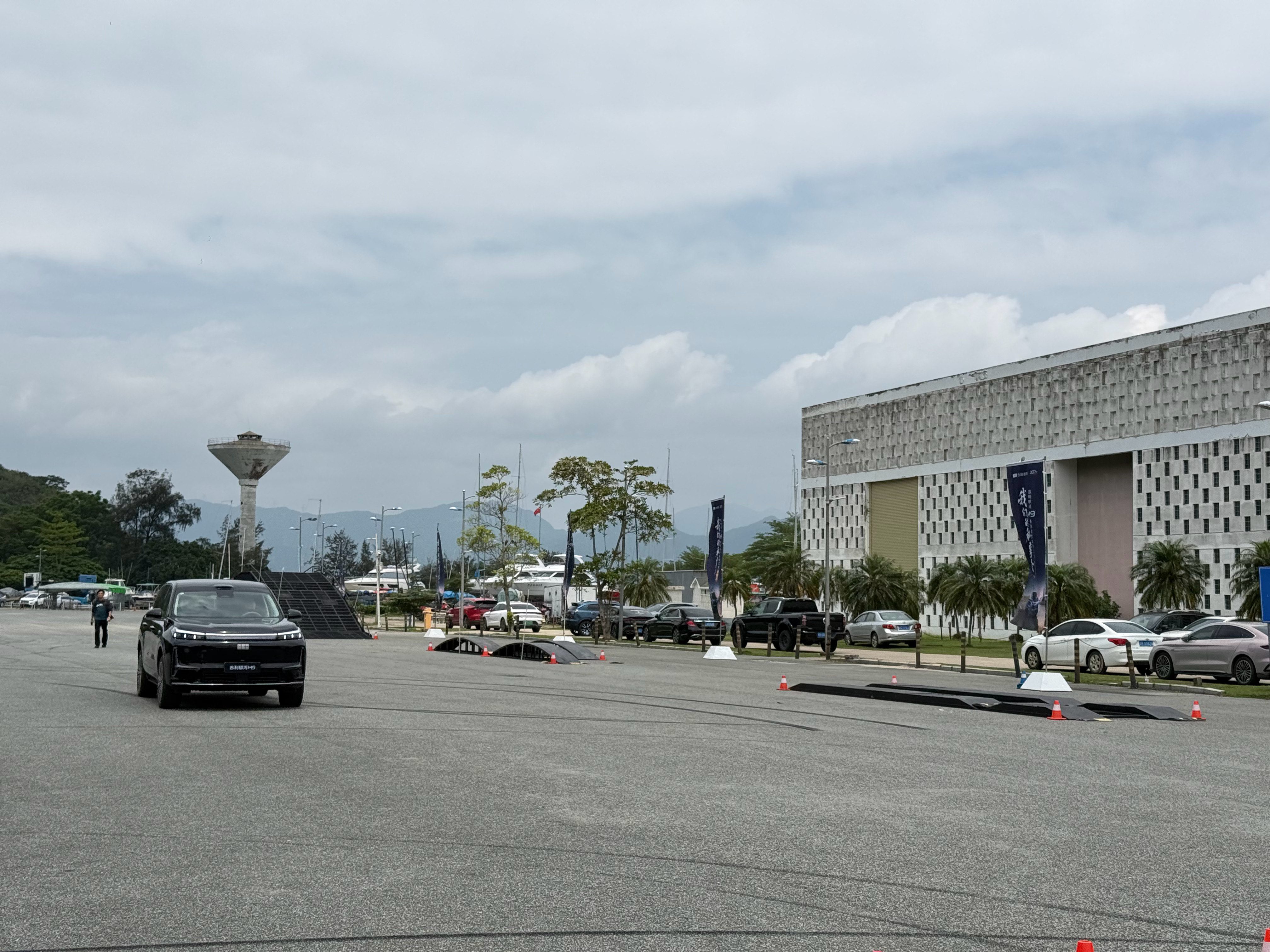 我发现现在主打舒适的车也都要讲操控性能大六座SUV也不例外又来七星湾体验吉利银河