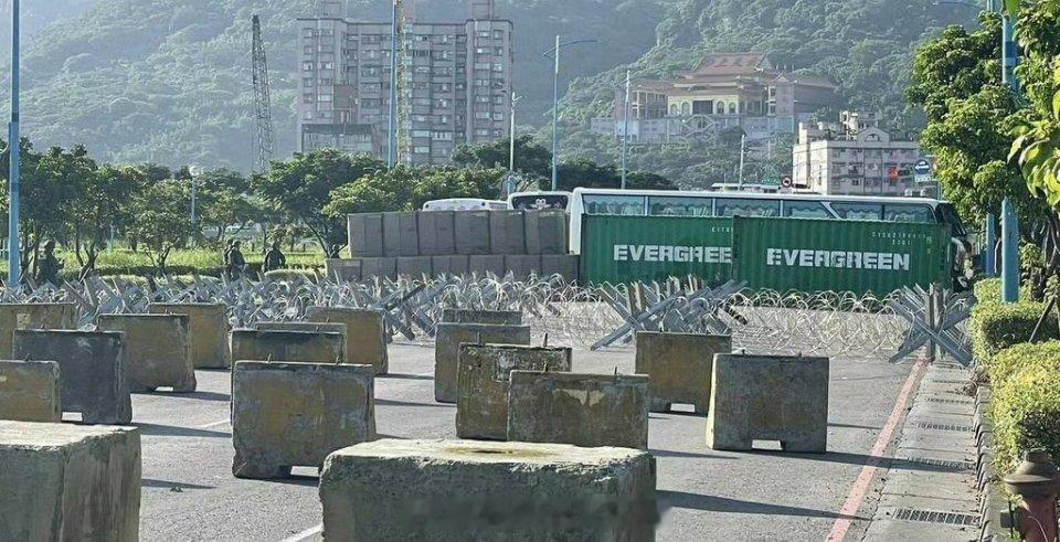 据说这是蛙军为城市巷战准备的障碍物！ ​​​