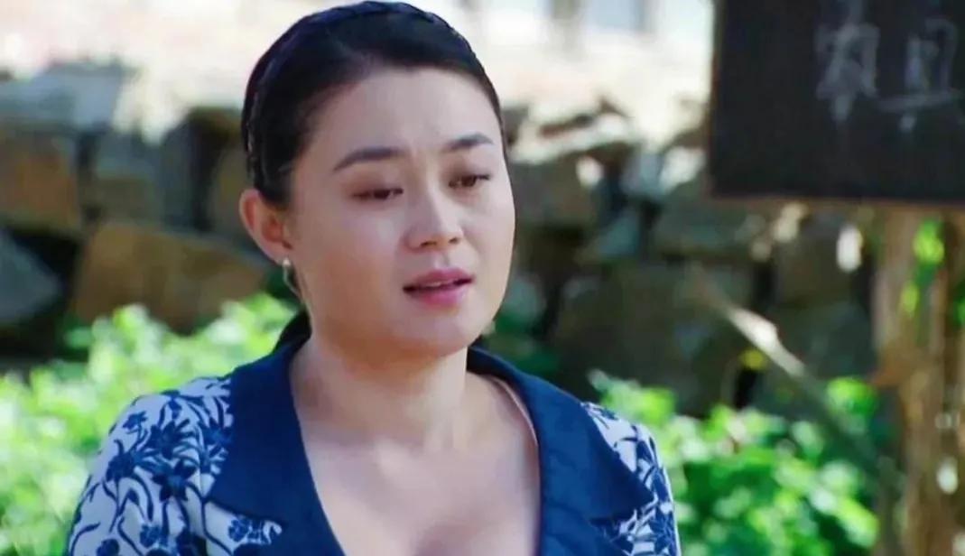 关婷娜是一位备受赞誉的演员，她在表演艺术领域有着卓越的表现和成就。作为一名人工智