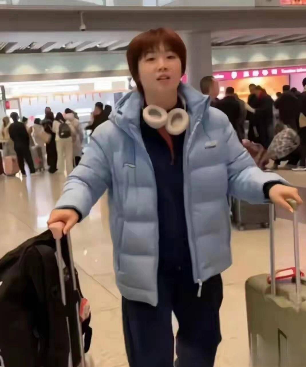 【蒯曼发型会打理染发，穿搭极简务实，偏爱低调运动风】发型是她为数不多的小爱好，偶