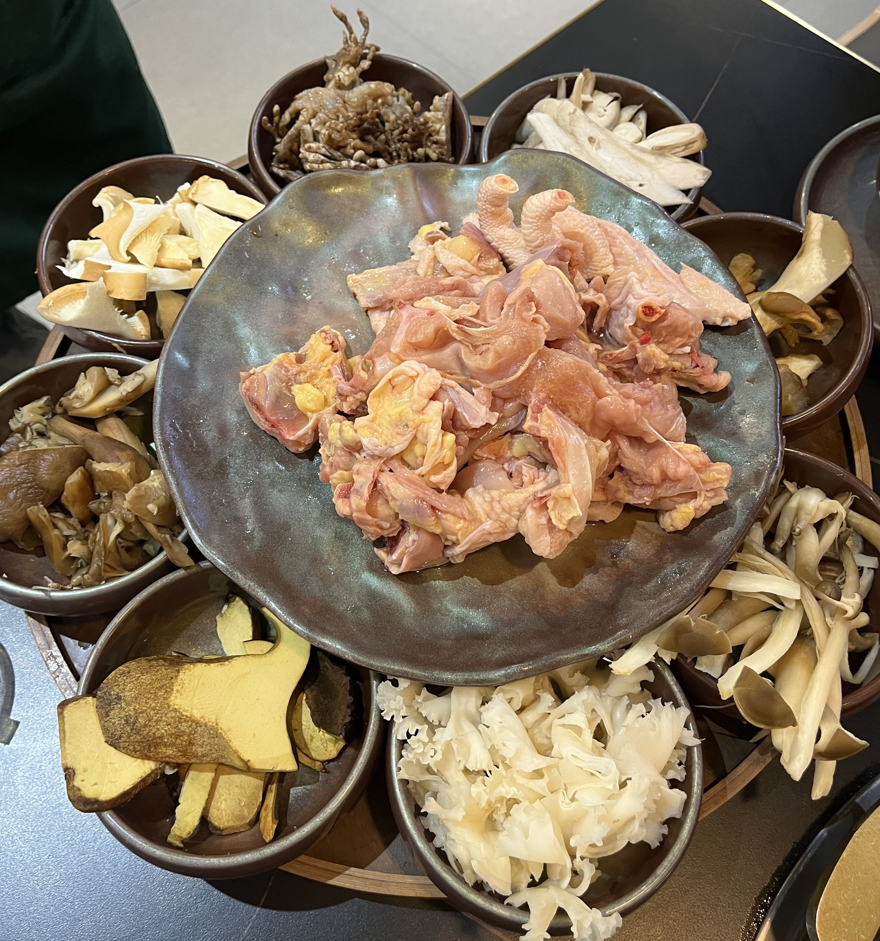感觉有在偷偷的幸福所以一对视就想笑 
