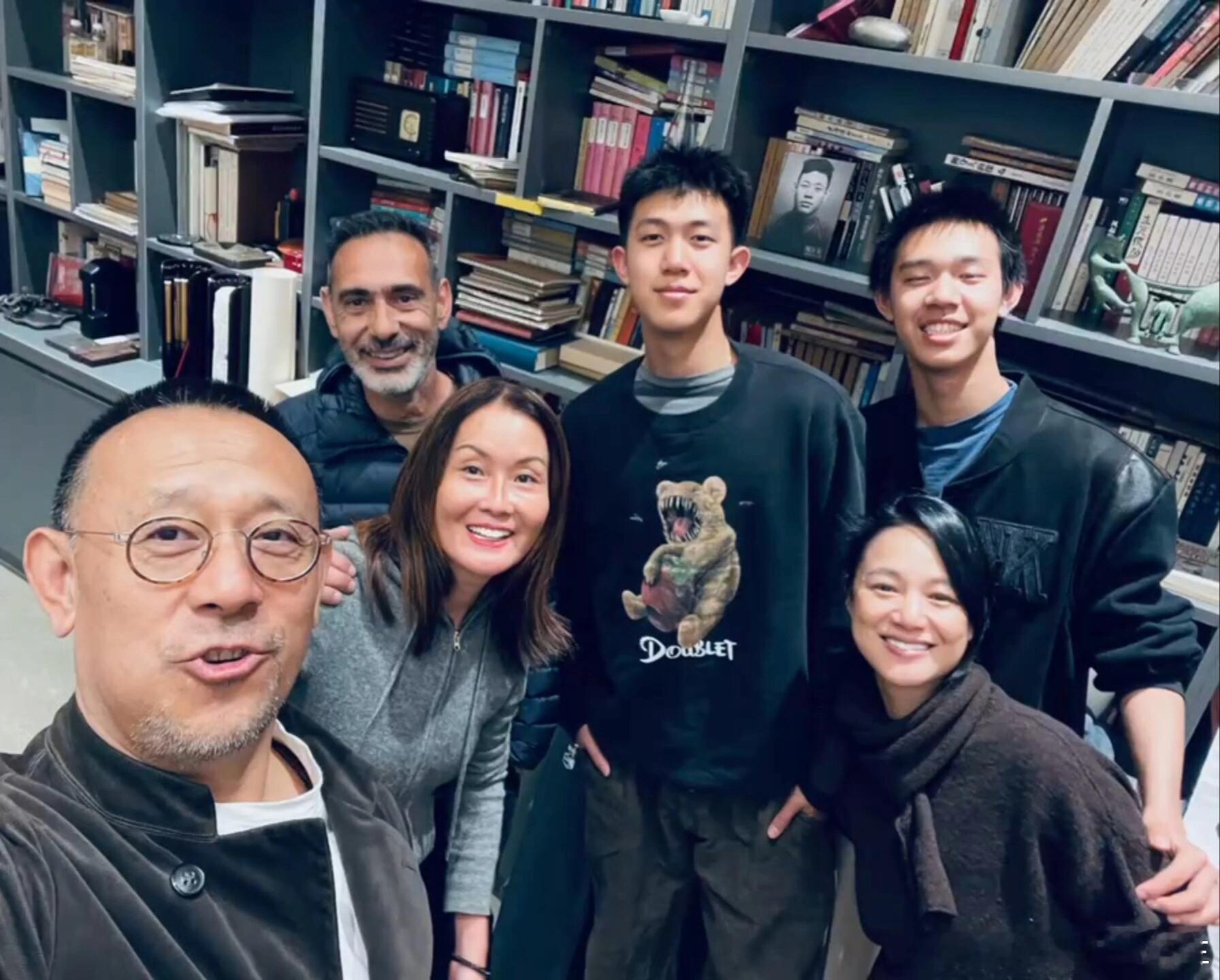 姜文周韵两个儿子近照，姜文的基因好强大，完全看不出周韵的样子 ​​​