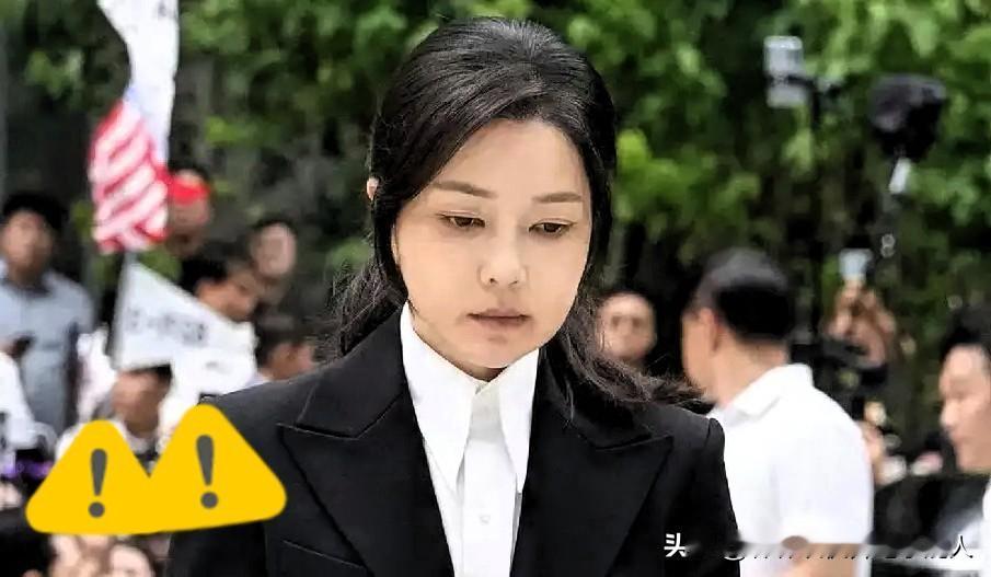 泡菜国前总统夫人金建希案的二审法官突然没了。

全网都在狂欢喊着“财阀灭口”，我