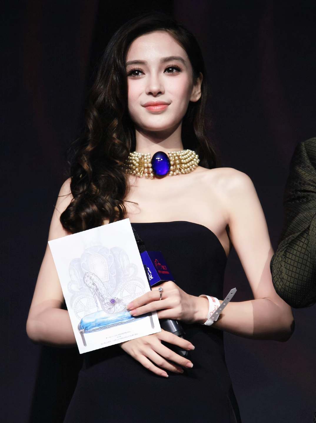 angelababy angelababy 北纬的思念被季风吹远，相信只是时间问