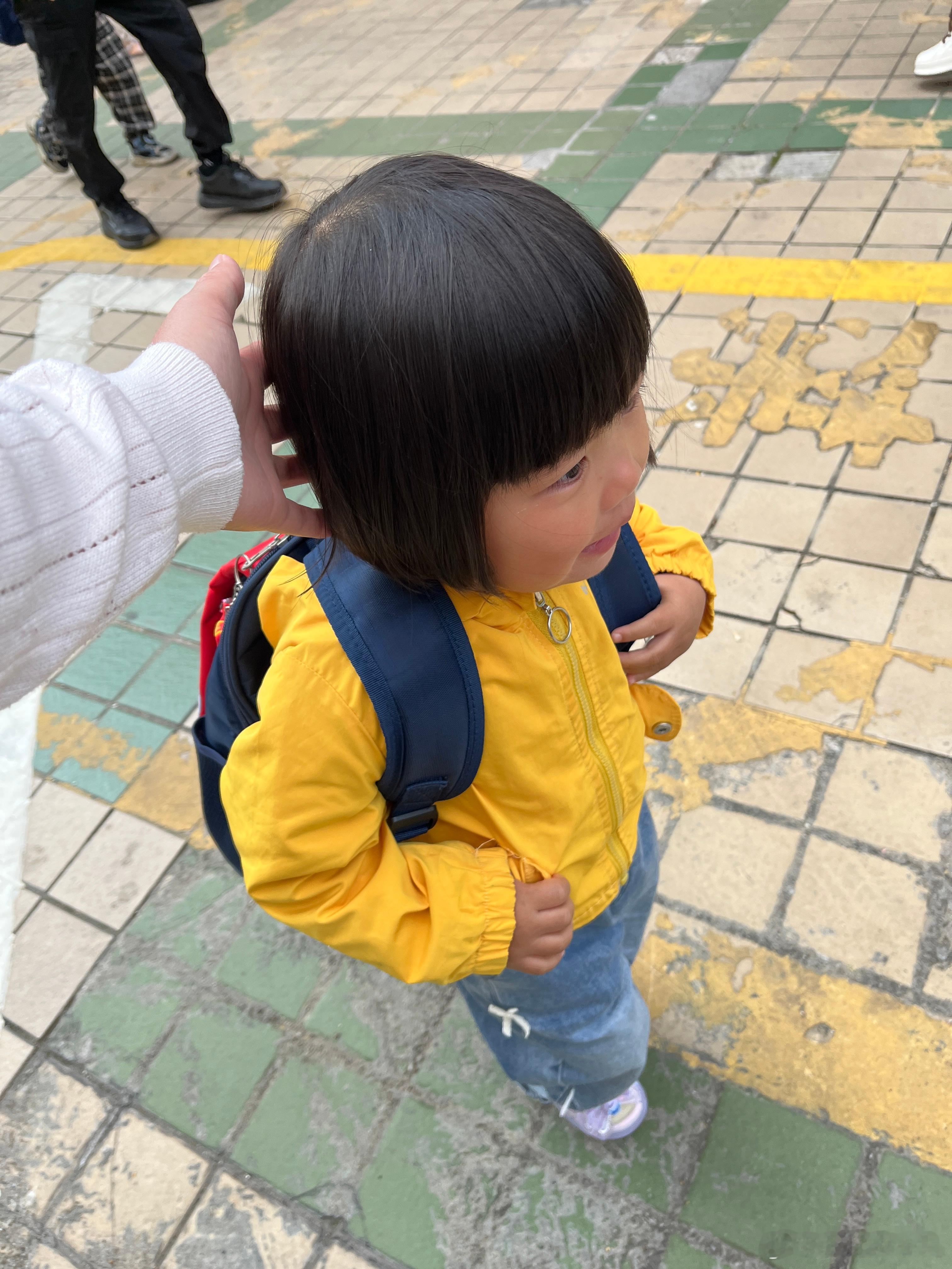 送了，今天也很顺利，虽然还会说很多话，但是不哭了。叫我和爸爸一起去接她，我说这个