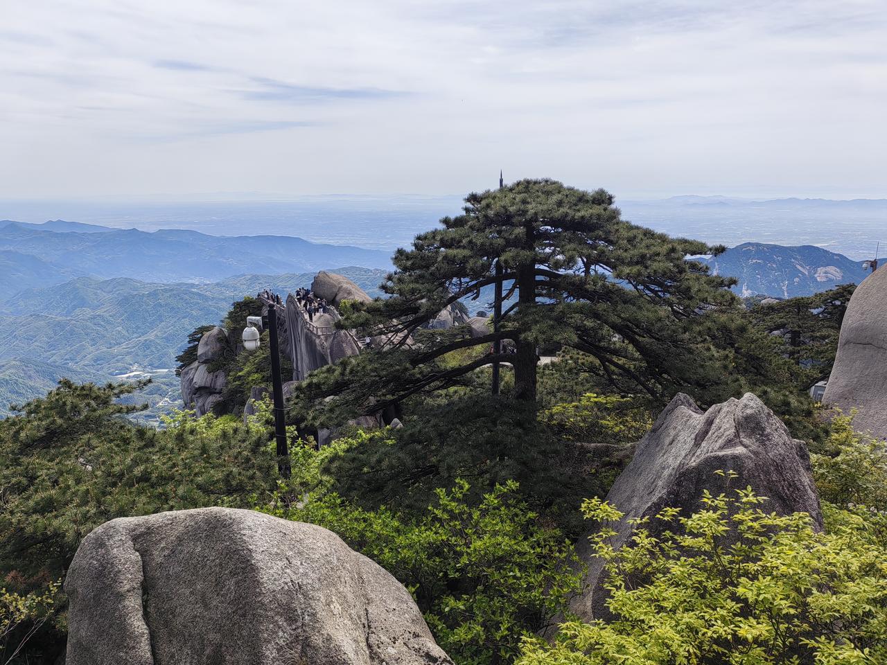 游览安徽天柱山风景区（八）
下面第九张照片里面的大石头，像不像个大寿桃？真是越看