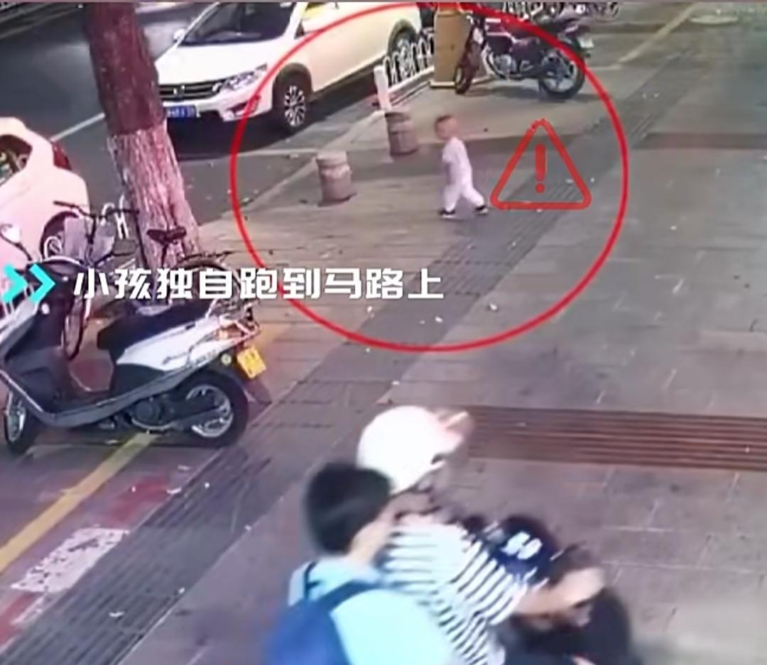 少年飞身救人！千钧一刻护住冲向马路的幼童
 
近日，福建漳州街头一段监控视频打动