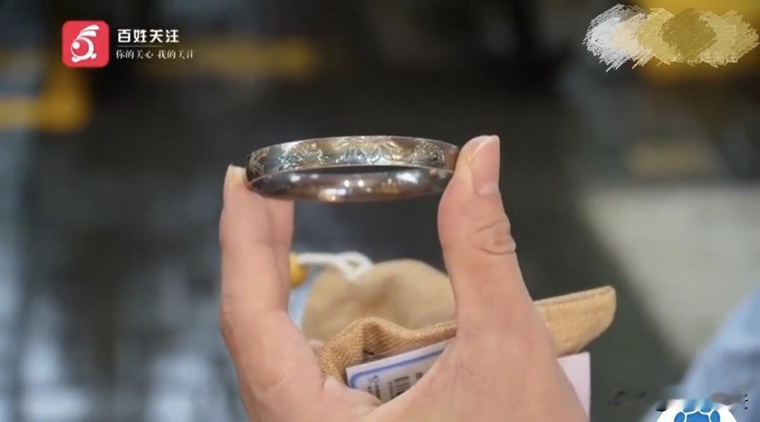 “气笑了！”贵州贵阳，男子的母亲花860元买一副银手镯，回家后，怀疑有假，气冲冲