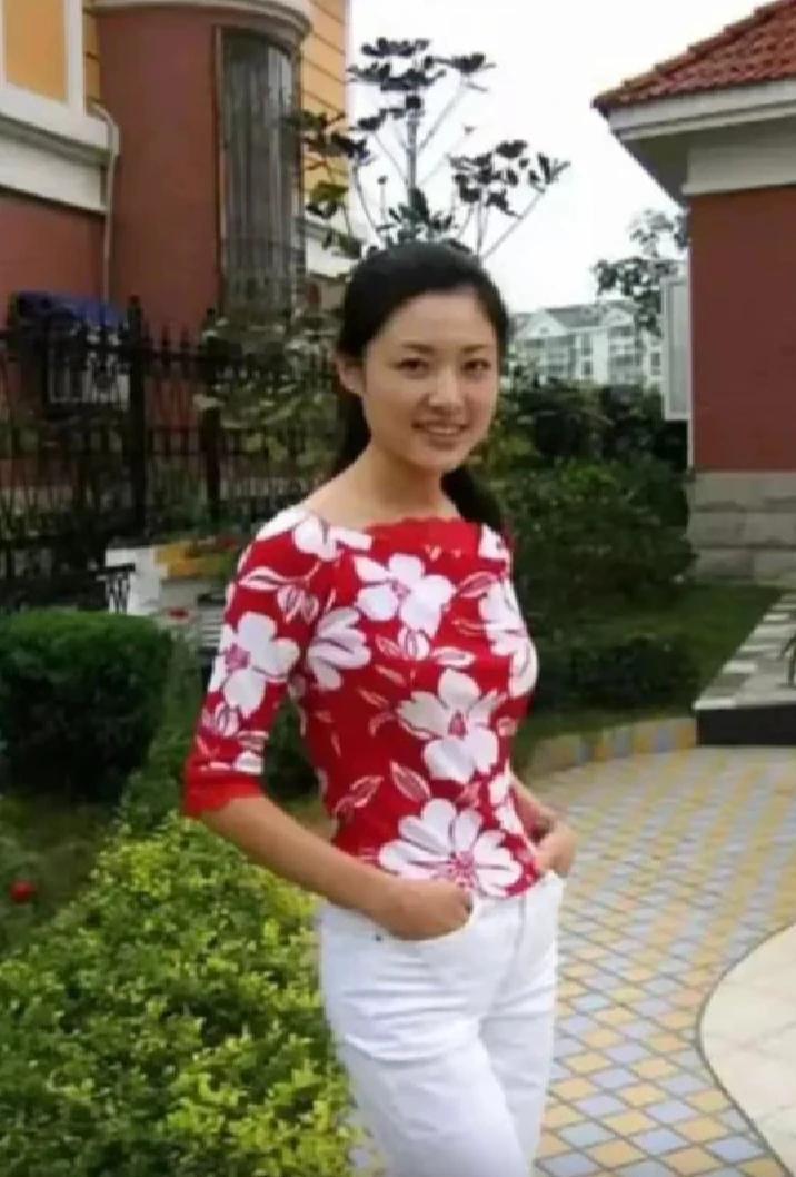 夏日清爽穿搭，红色印花上衣搭配白色裤子，活力满满，周涛年轻时多美