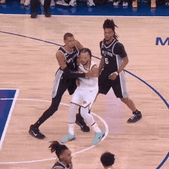 NBA总决赛G3，全场最有争议的两个镜头！
一个是文班亚马怒推布伦森，这个动作极