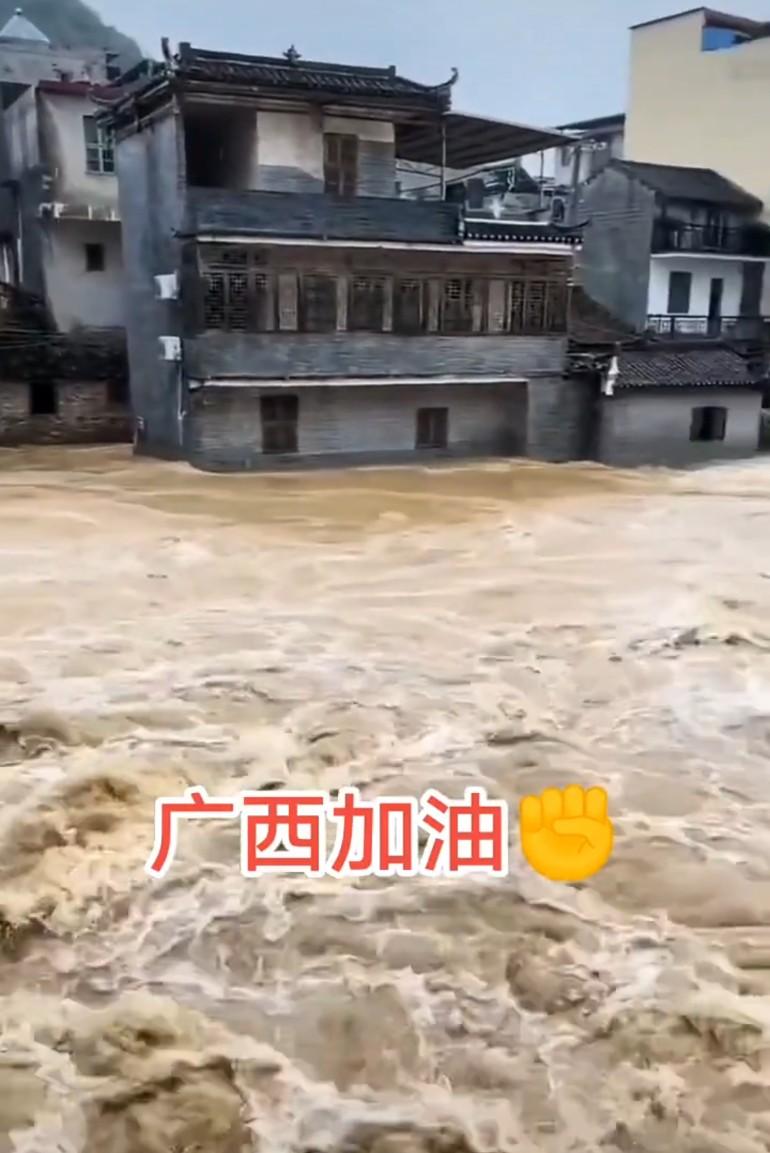 广西，我们与你并肩作战
 
暴雨如注，洪水肆虐，壮乡大地正经历着严峻的考验。街道