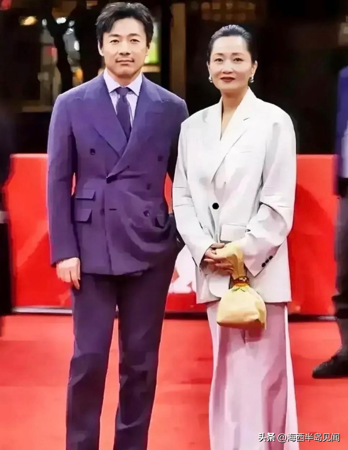 两位特低调的演员，不在脸上下功夫，很正经。
祖峰一手插兜，颜值普通却很有派头！说