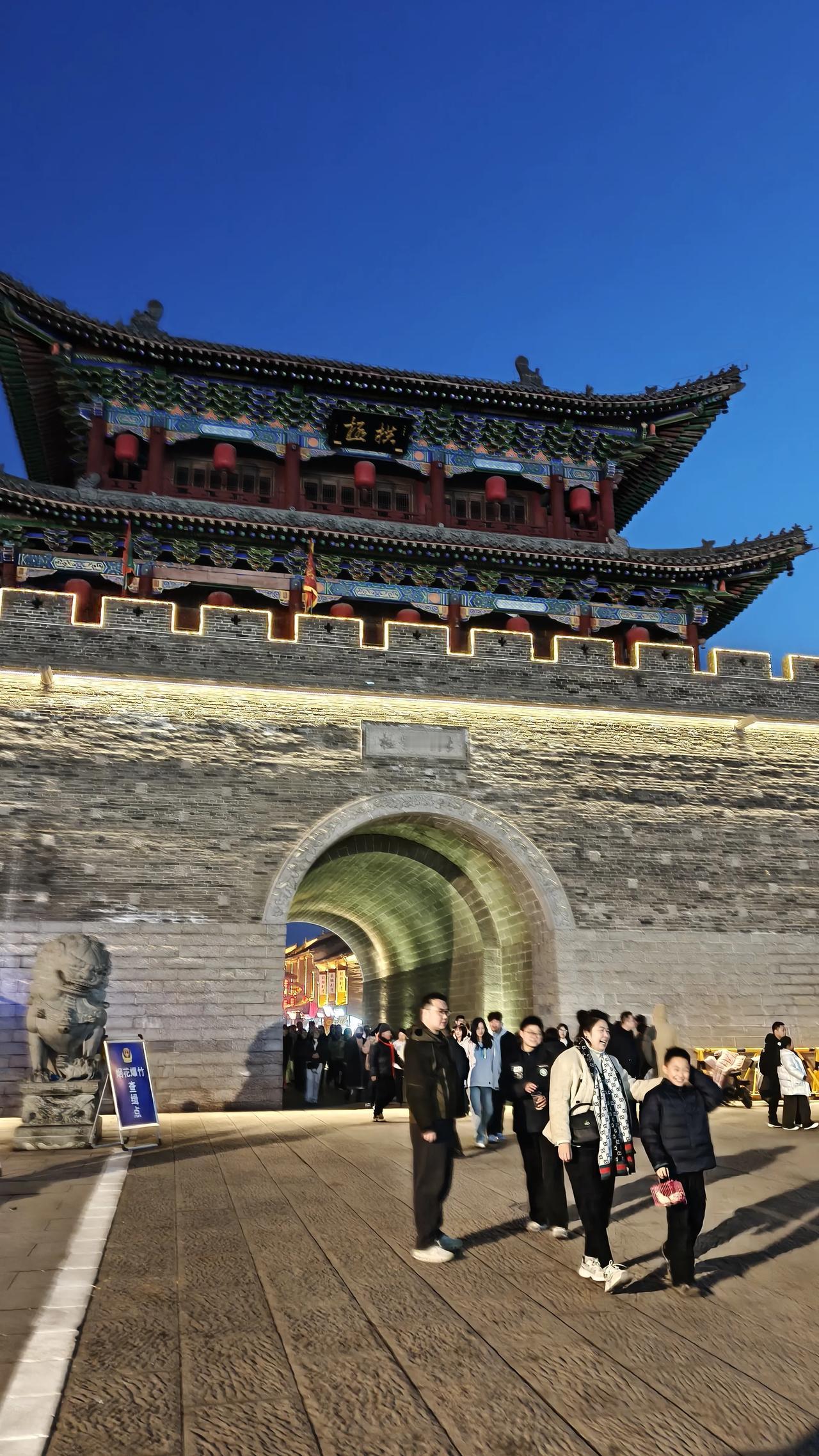 过大年逛浚县古城，人真多，热热闹闹过大年。