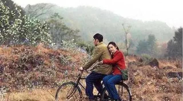 1976年，男知青去当兵，临走前夜里，18岁李雪芳心中满是不舍，男友一把摁住，揽