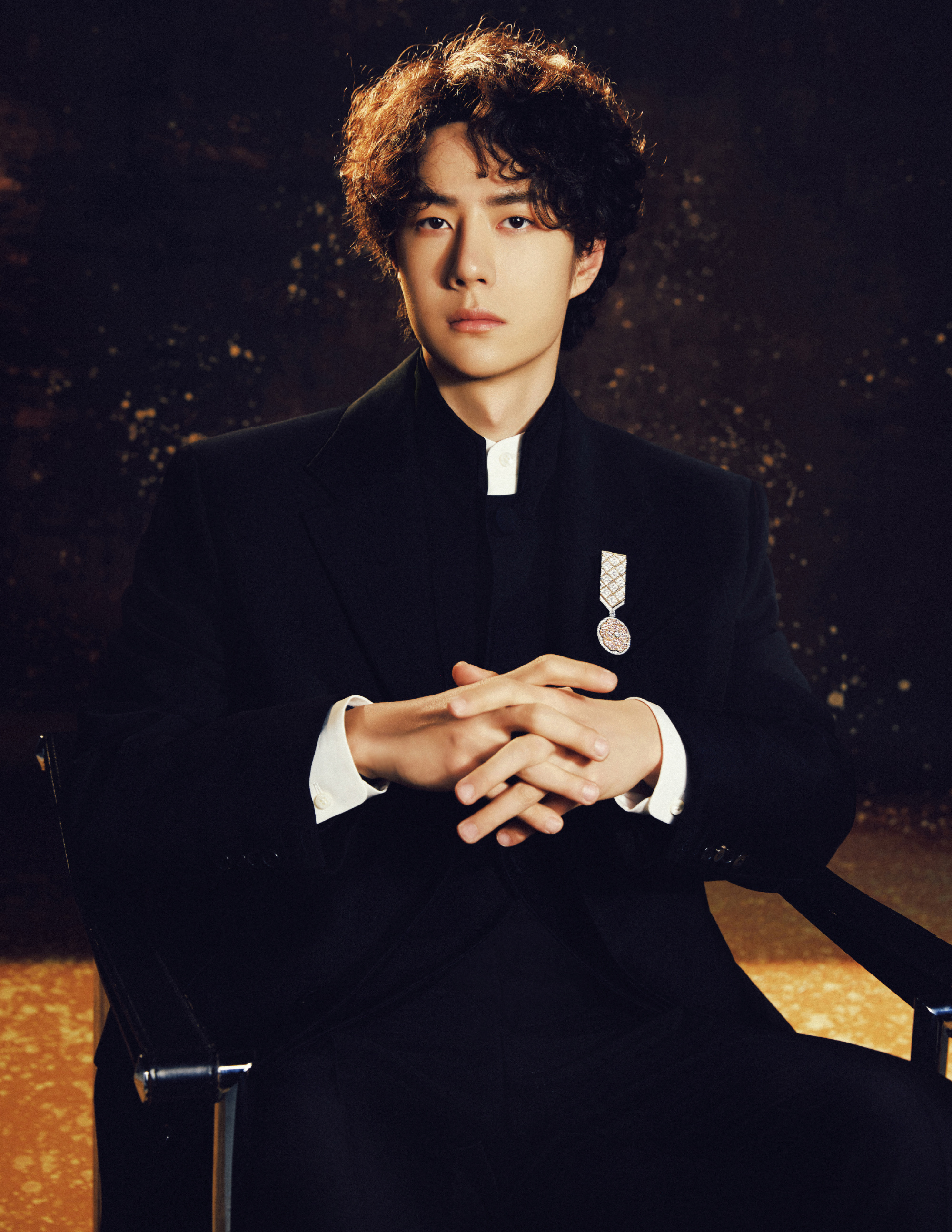 微博之夜第一爆 王一博，微博之夜第一爆！今天微博之夜就三种妆造:中山装，西装，鸡