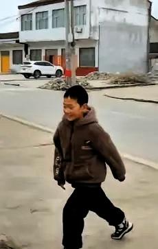 破防了！安徽宿州，男孩假期到爷爷奶奶家，在门口玩耍时，看到军车经过，立刻停下动作