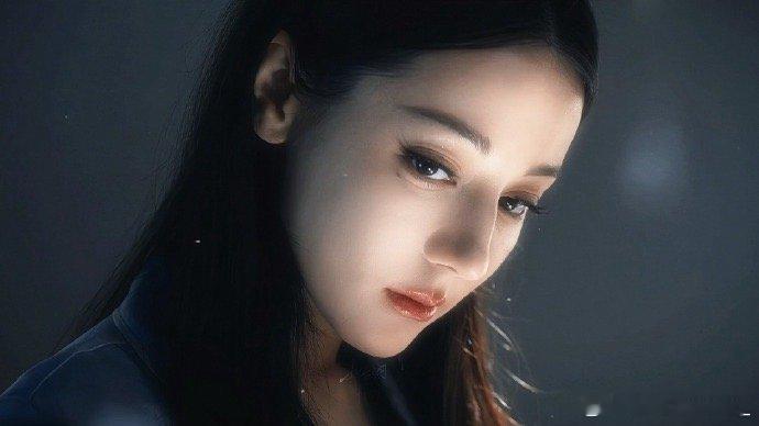 迪丽热巴这一段神性拉满了！月光凝成人形，衣袂流淌清辉。气流拂过发丝，她倏然抬眼—