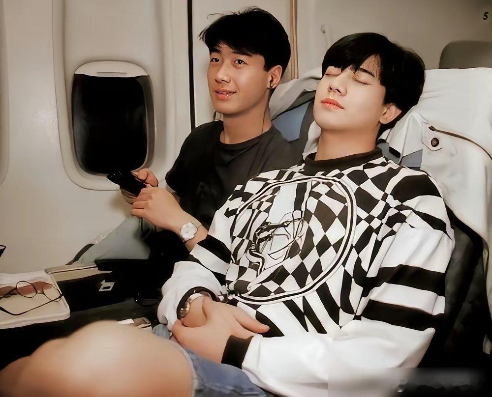 1991年，瑞士雪山。 一张合影，把黎明和郭富城，两个名字钉在了一起。 左边是黎