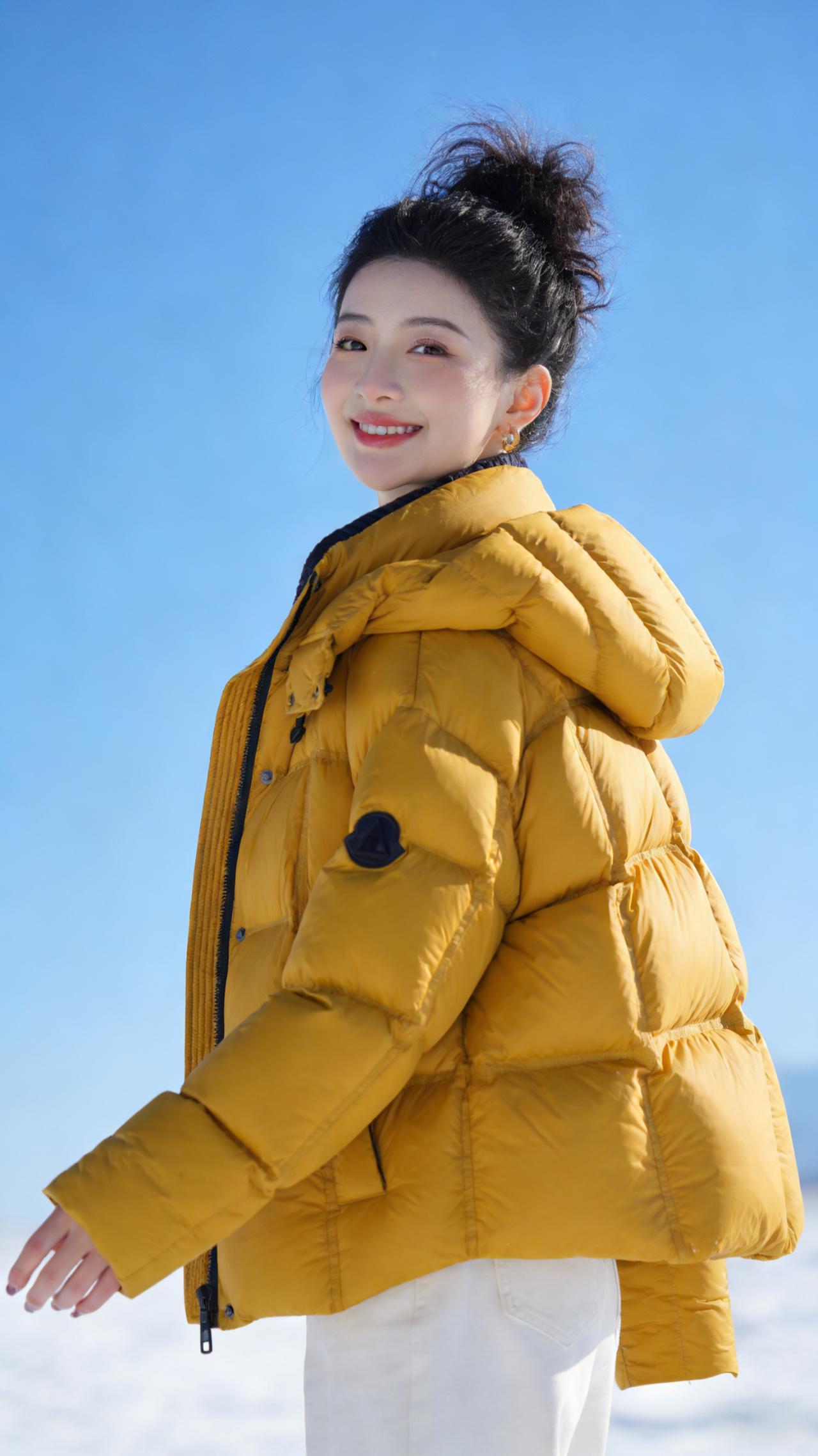 冬日里的一抹暖阳
 
雪野之上，天空是纯粹得不含一丝杂质的蓝，像被水洗过的宝石。