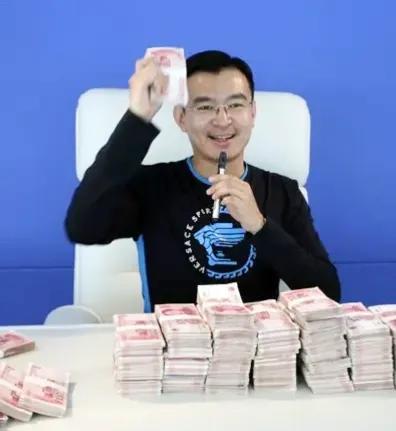 方圆天地，为头条联友对联：
想当年一贫如洗，
看如今百万若牛。