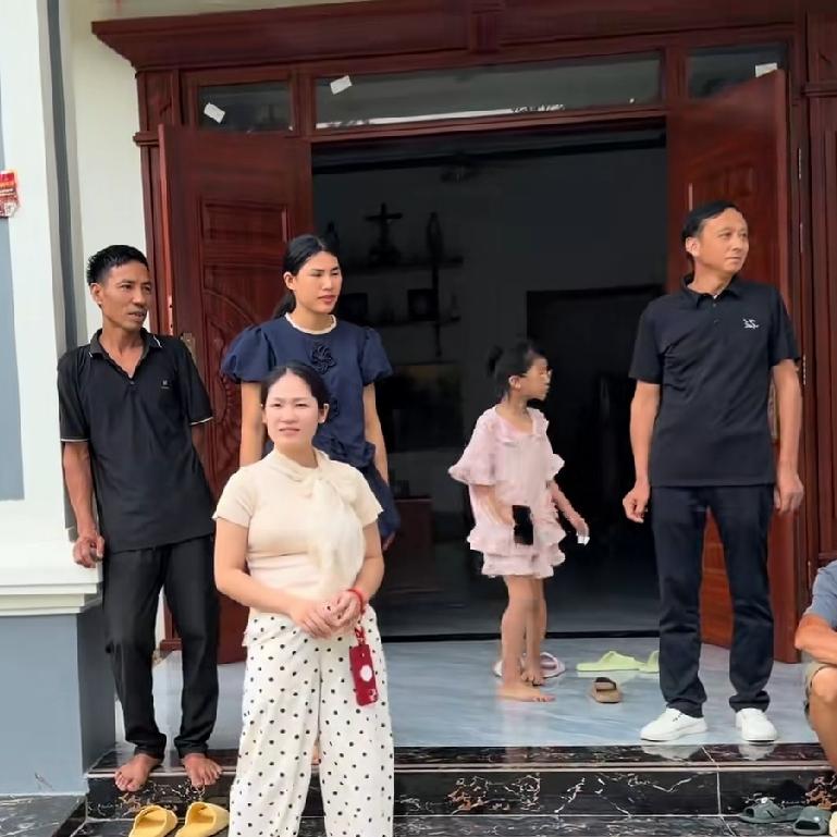小松和小松的爸爸在越南给老丈人家建的这个养殖场，现在已见成效。秋秋娘家的一家人实