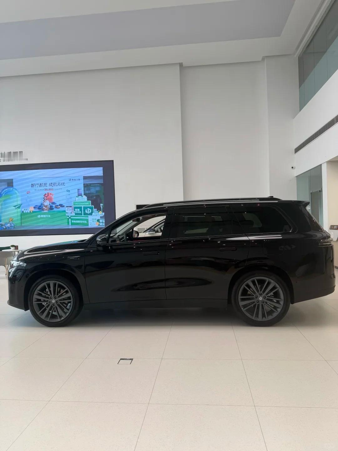 路过零跑4S店，顺道进去感受了下C16这台家用SUV。实车看着体量不小，但整体线