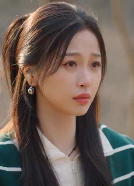 姜暮翻看着这些资料，因为心疼靳朝，眼泪情不自禁的流出。姜暮紧急请了假，匆匆飞赴察