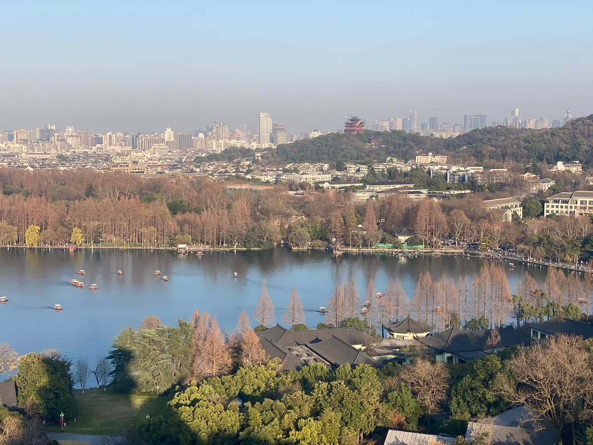 杭州情侣解锁AI七夕选礼思路杭州从不缺少承载浪漫的地方。西湖的晚风掠过天目里清水