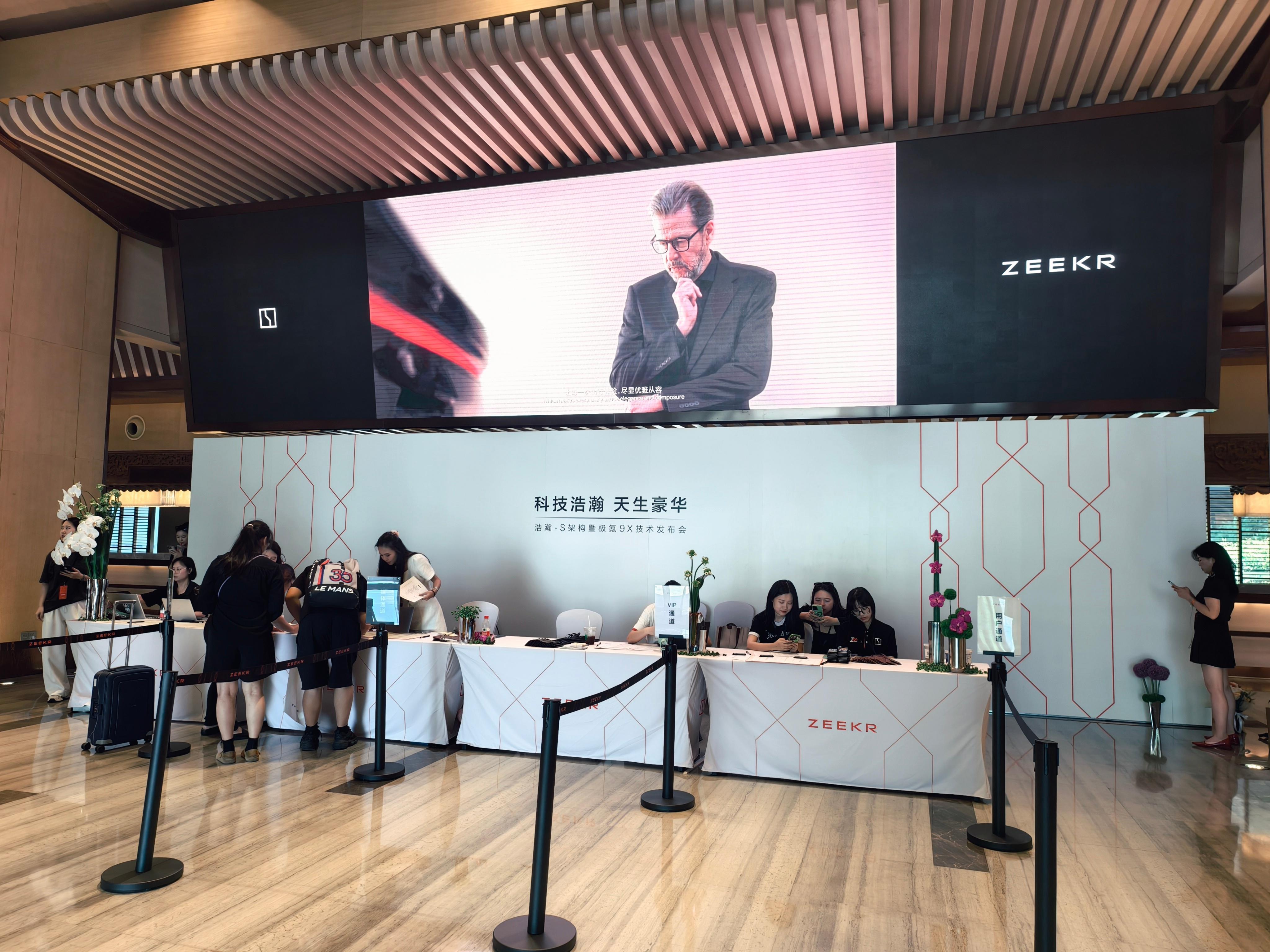 终于到了，又来乌镇了[笑而不语]，发布会在自己城市真好，不用赶飞机，自己开车就能