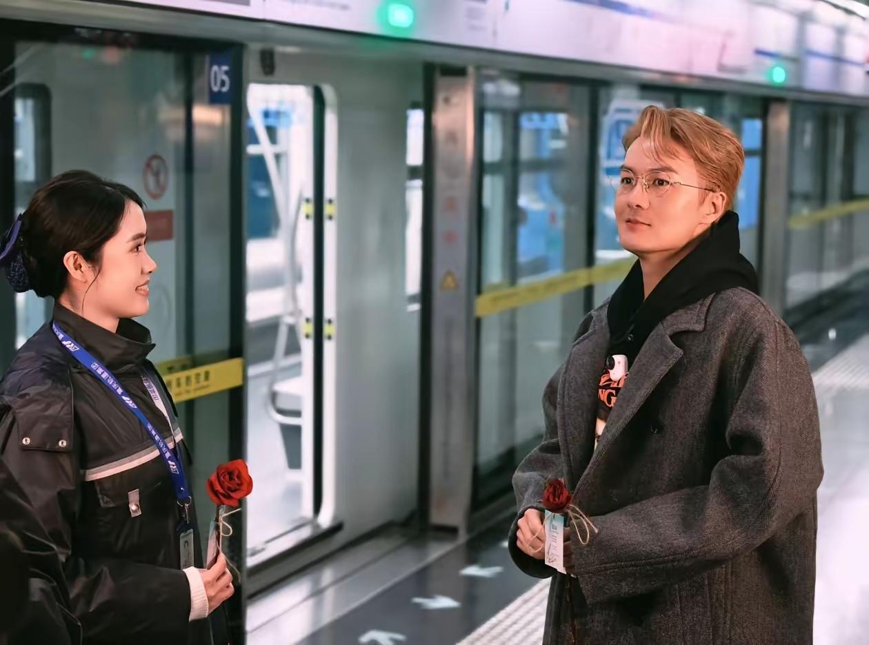 送花，邀请吃年夜饭！吴克群向重庆一线员工送温暖！
​著名歌手吴克群近日现身重庆街