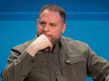 泽连斯基签发总统令！
叶尔马克彻底“凉”了！
叶尔马克，何许人也？
他可是乌克兰