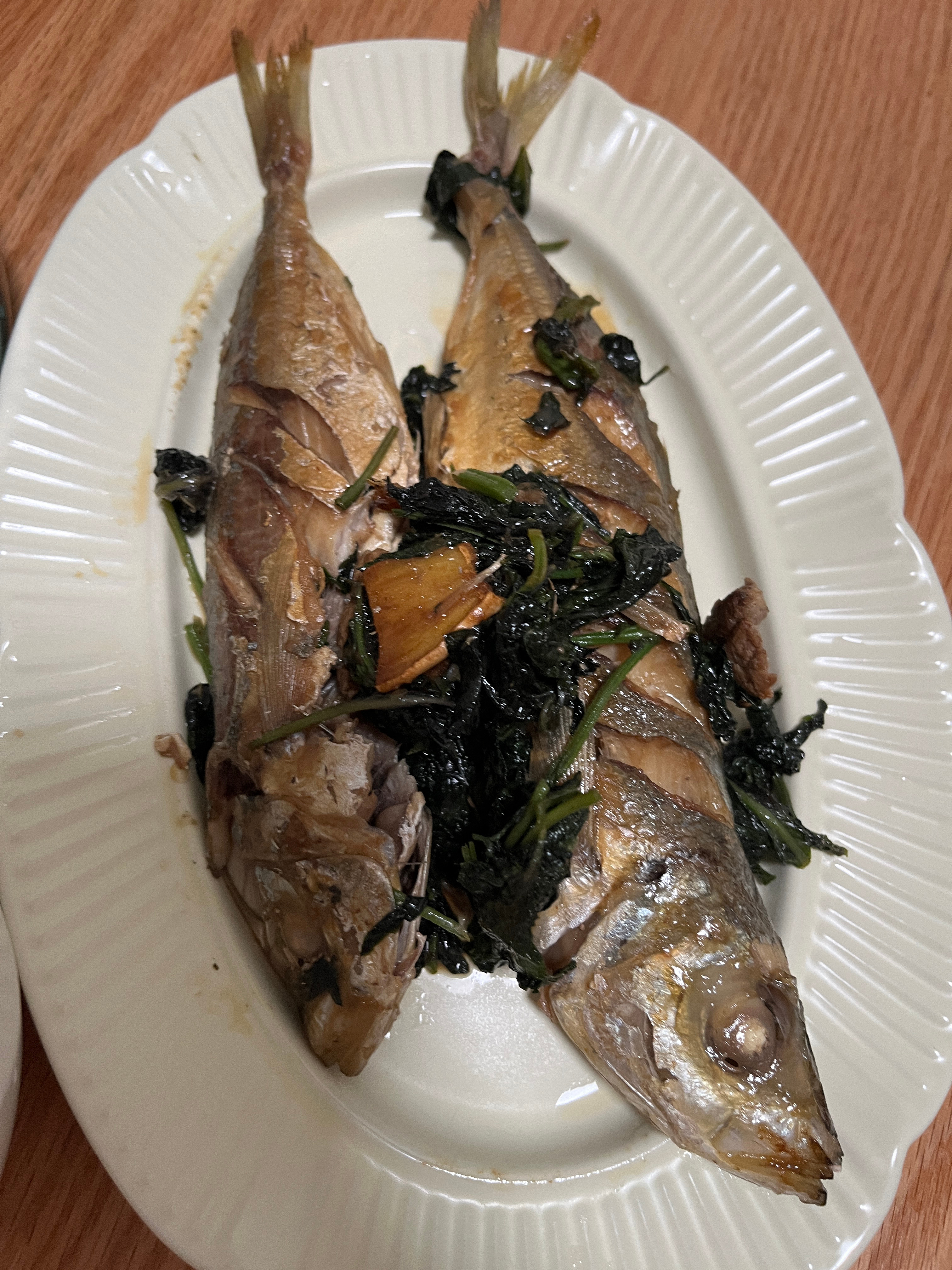 昨天三餐一人食，早上吃葱油伴猪肠粉加剩菜，中午吃炒猪肠粉，晚上煎了两条竹荚鱼。昨