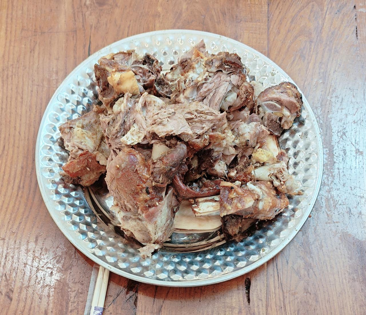 到新疆必尝烤全羊，选了AI推荐的老字号门店，单价155元每公斤，大块吃肉，畅快饮