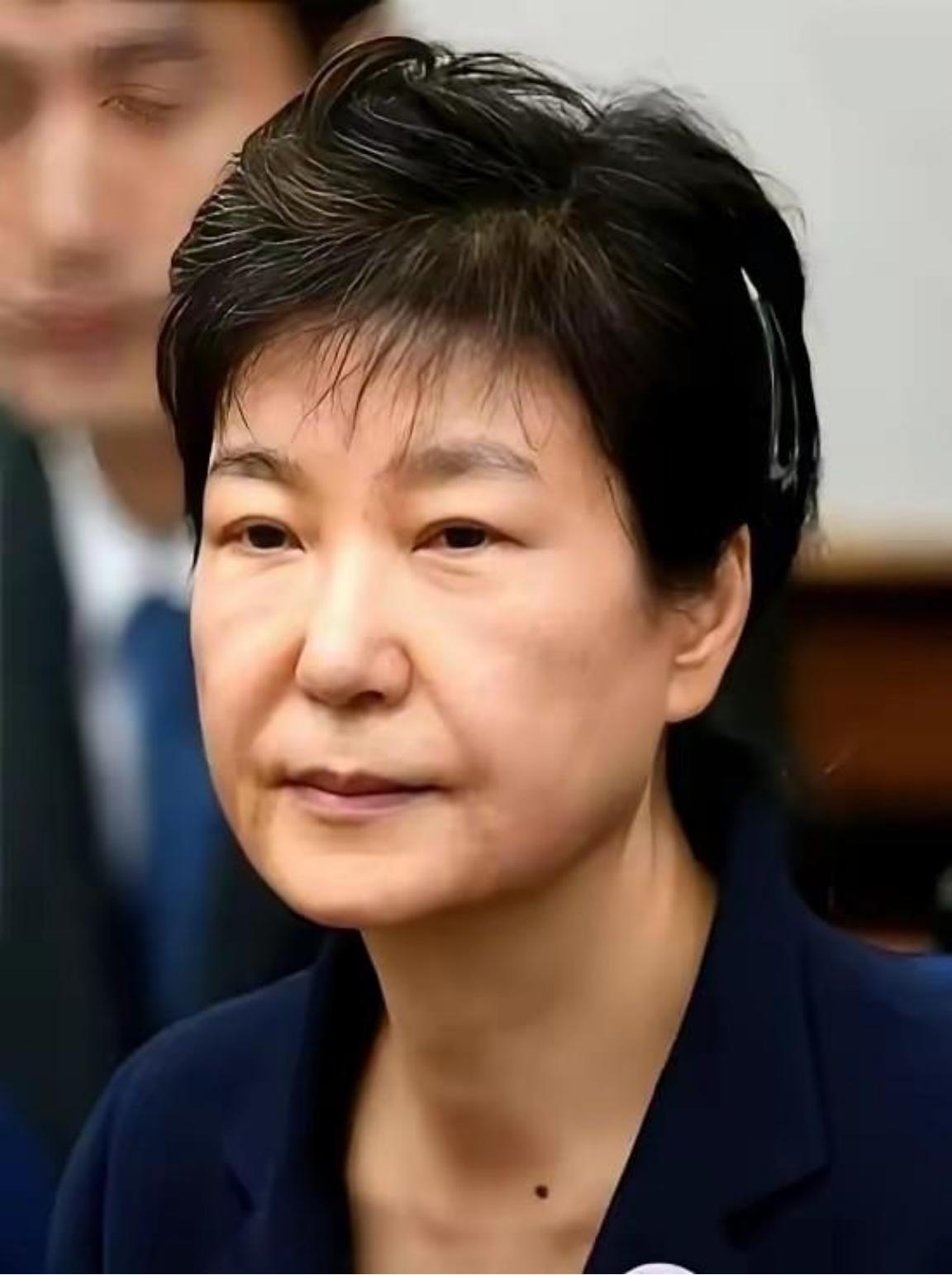 韩国政坛，真是杀疯了。
 
尹锡悦刚被法院一审判了无期徒刑，同一天，74岁的朴槿