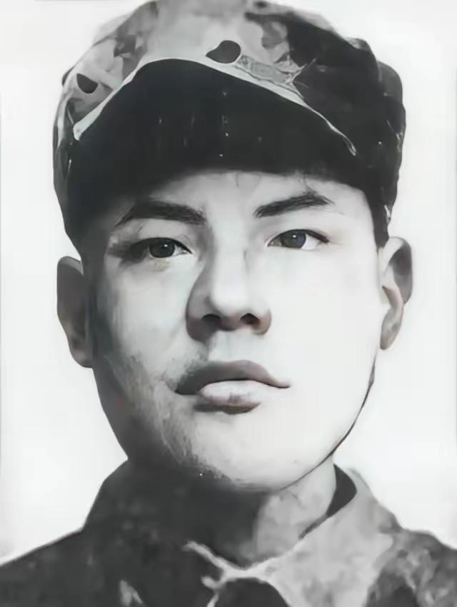 1943年，仅25岁的八路军科长被俘，日军把他带到华丽住所，还找来美娇娘与他同房