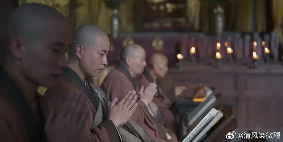 兰香如故的和尚怎么偷偷玩手机笑不活了！观众拿着八倍镜追剧，直接揪出这个经典穿帮。