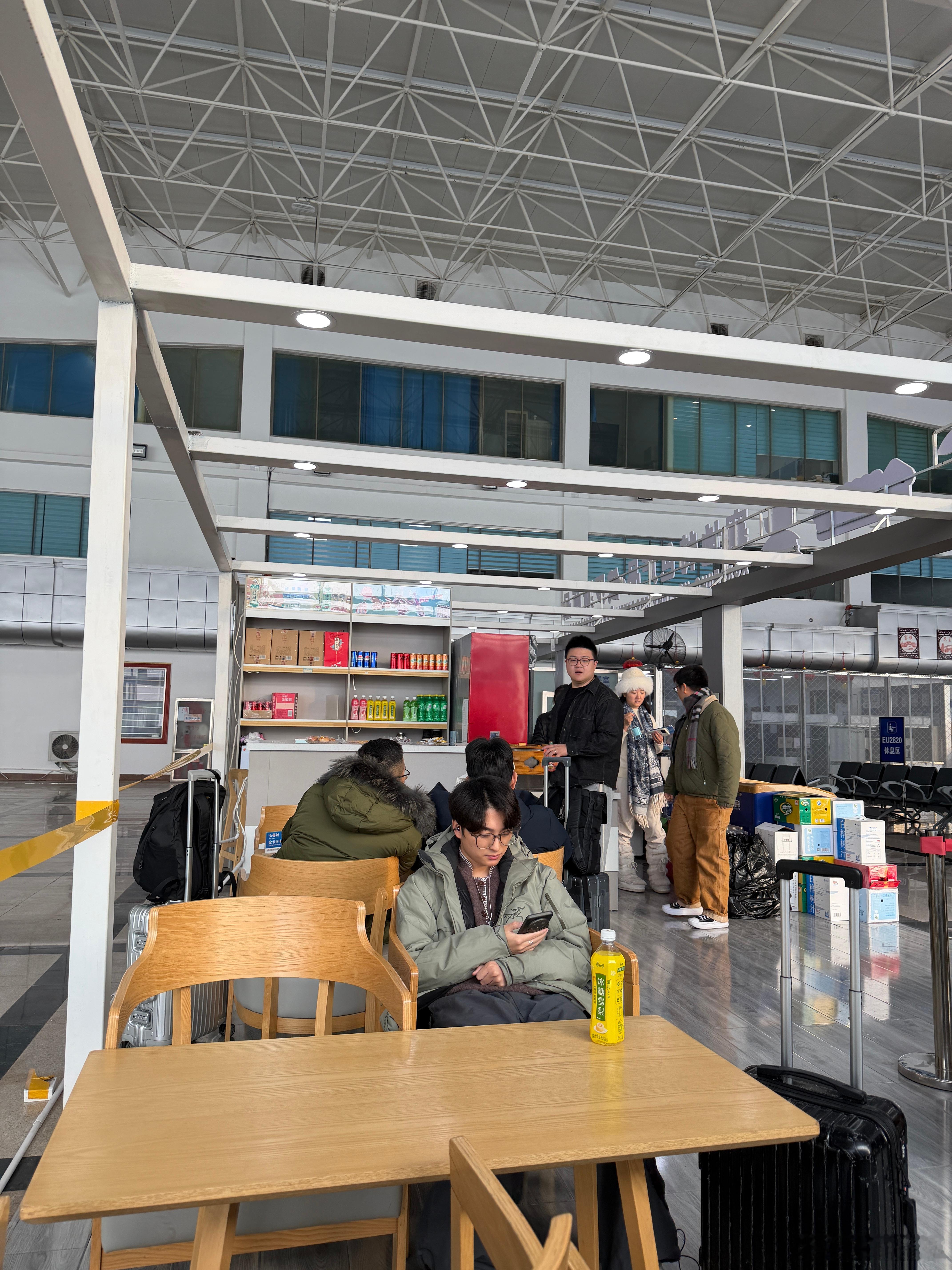 黑河的机场休息室应该是我去过最小的一个甚至小到没有固定的服务人员连休息室的饮品都