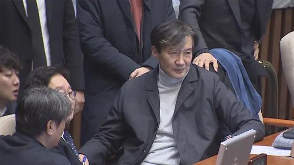 李在明政府运营不到10天，
赦免曹国的声音此起彼伏。
最积极的自然是祖国革新党，