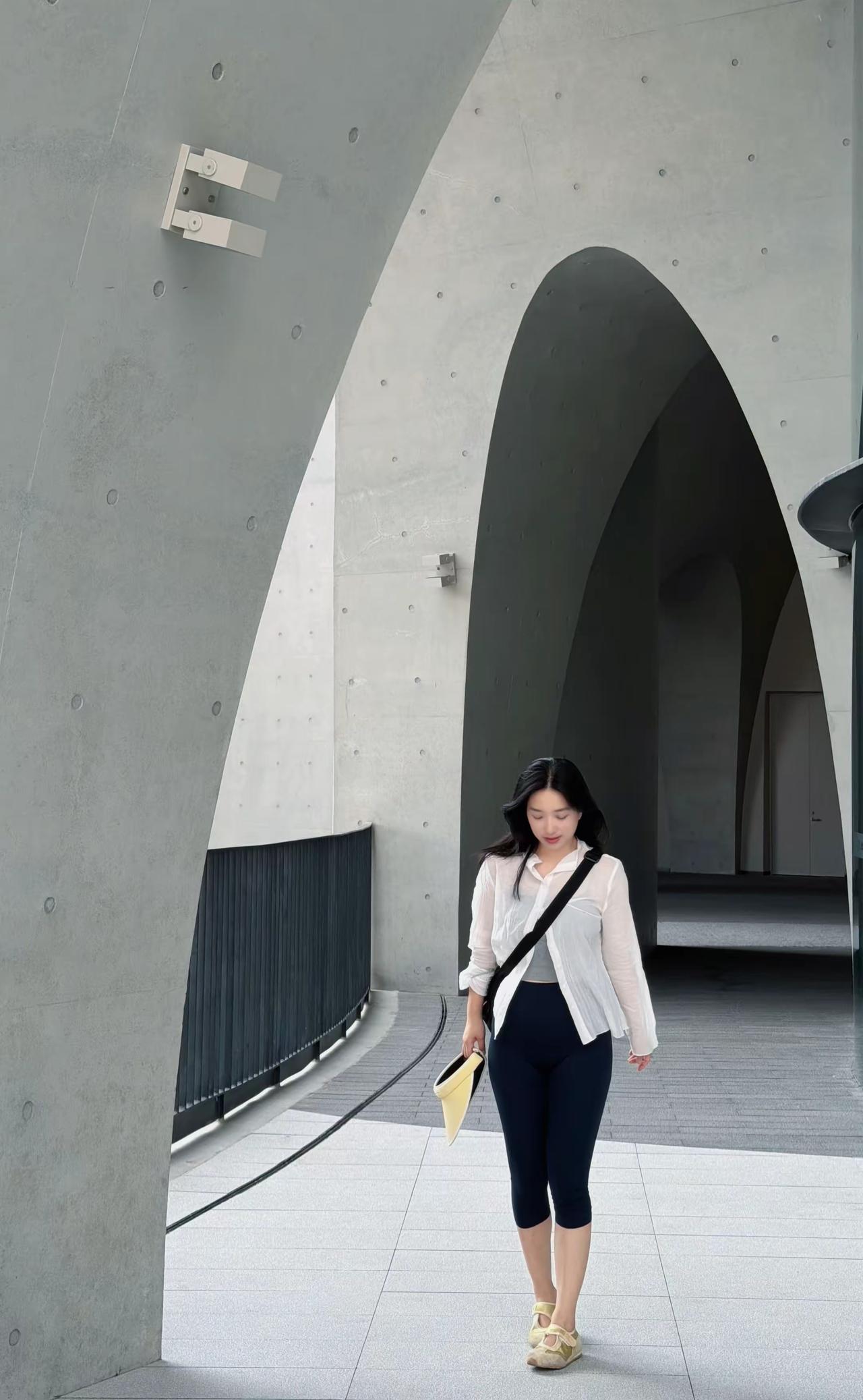 微胖女孩子更适合穿裤子还是裙子微胖才是天花板，微胖女孩子更适合裤子，线条饱满圆润