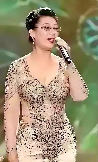 关牧村—人生70古来稀，最后的疯狂，只要自己不尴尬，尴尬的就是观众。
不管怎样，