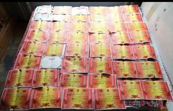 一道选择题：要奖状还是要奖金？
     如果只能要一样的话，你在奖状和奖金之间