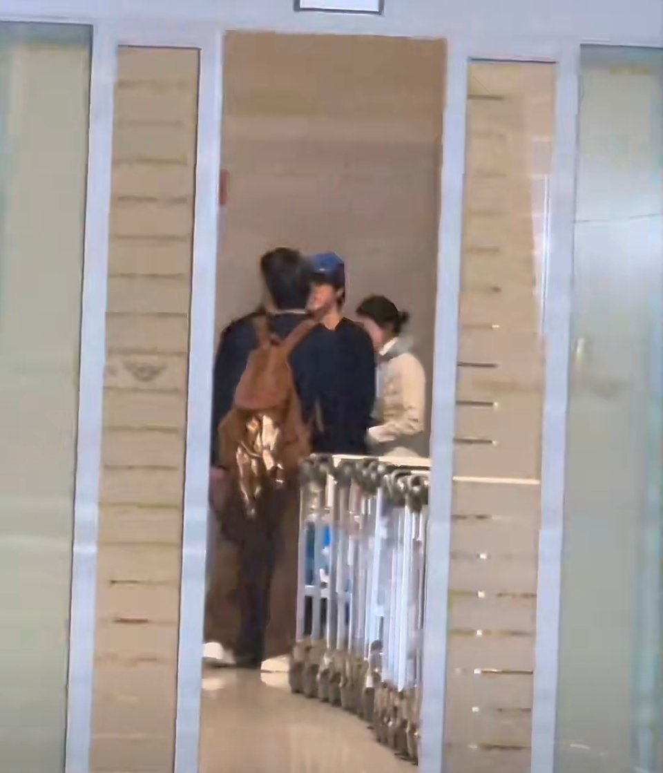 远远的看糊图更是萌  狗儿围着哥哥的时候我怎么看尾巴都要摇到天上去了 