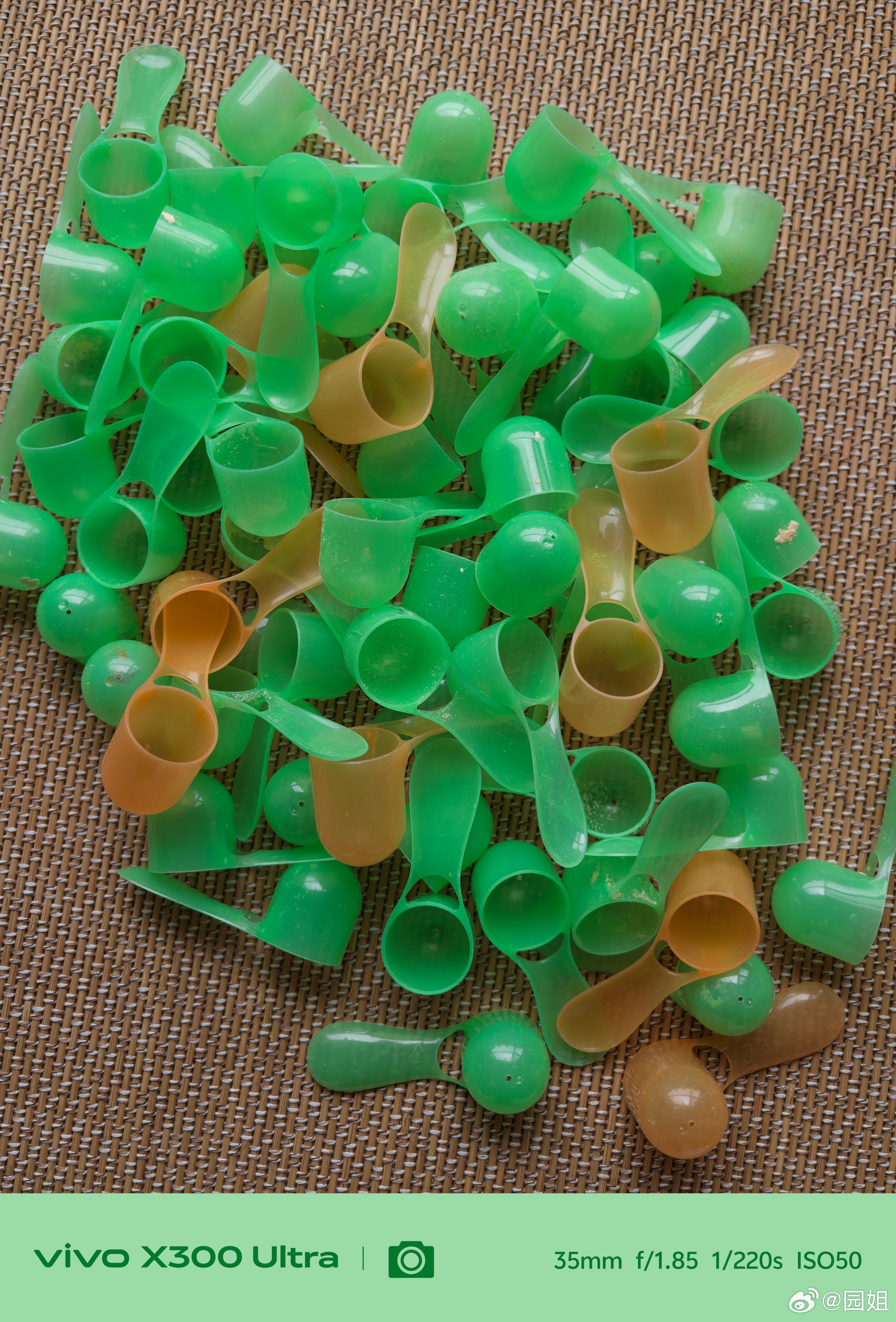 二宝喝奶粉的勺子，数了一下66个，还不全，一罐奶粉300多，你说我是不是应该留着