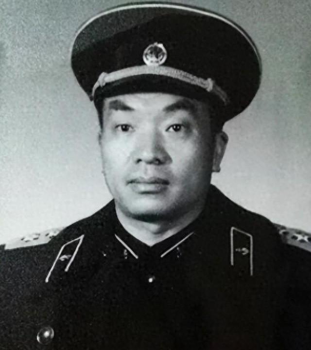 1949 年，北平解放，毛主席在香山接见四野立功将领，目光扫过人群，突然停在一人