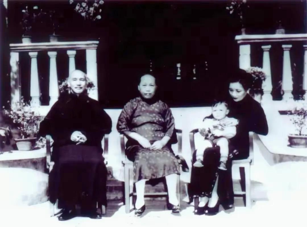 1937年，蒋介石和妻子宋美龄以及原配毛福梅在老家奉化溪口的罕见合影。
这张非常