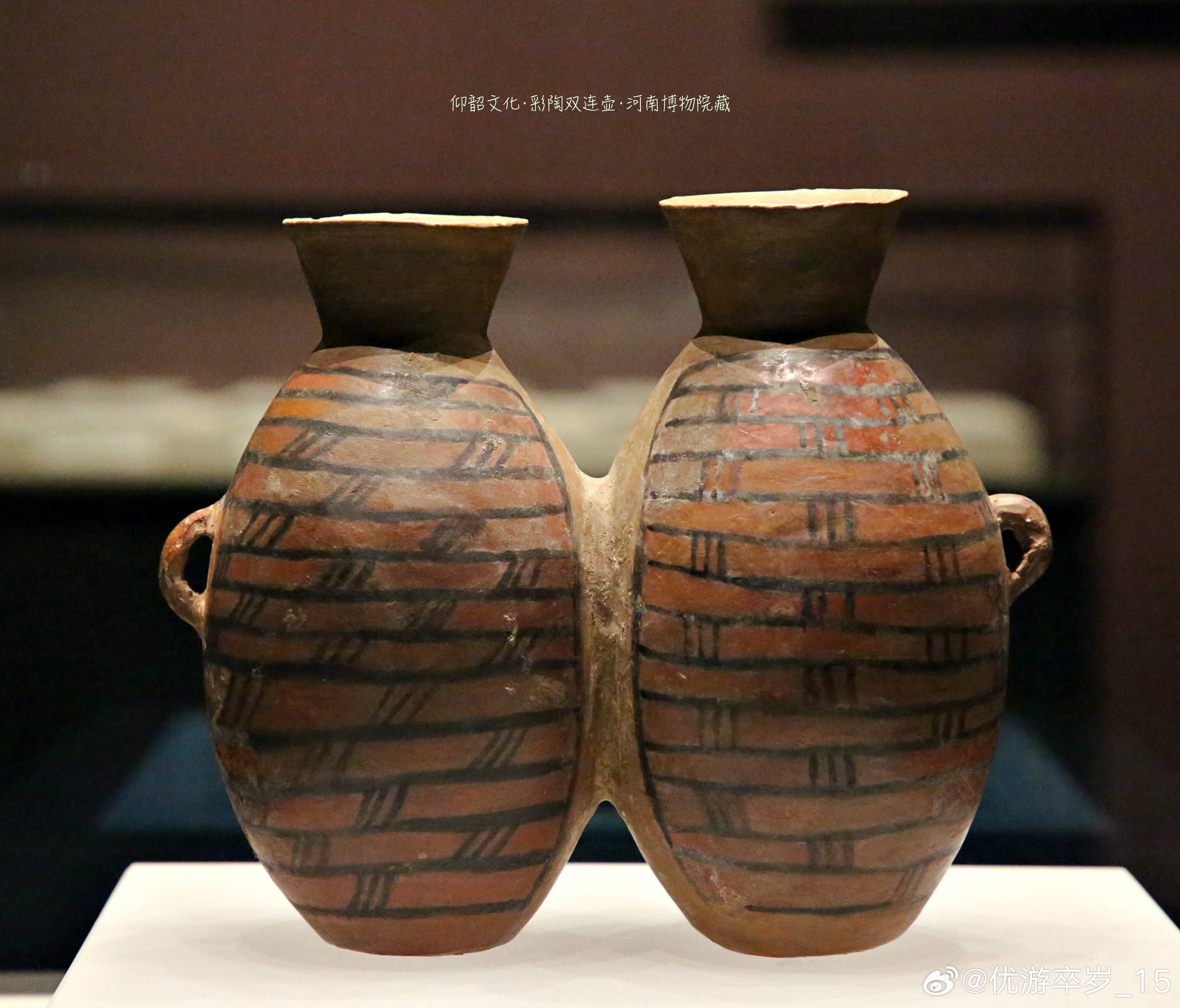 彩陶双连壶新石器时期仰韶文化河南博物院藏1972年出土于郑州大河村。红衣黑彩的两