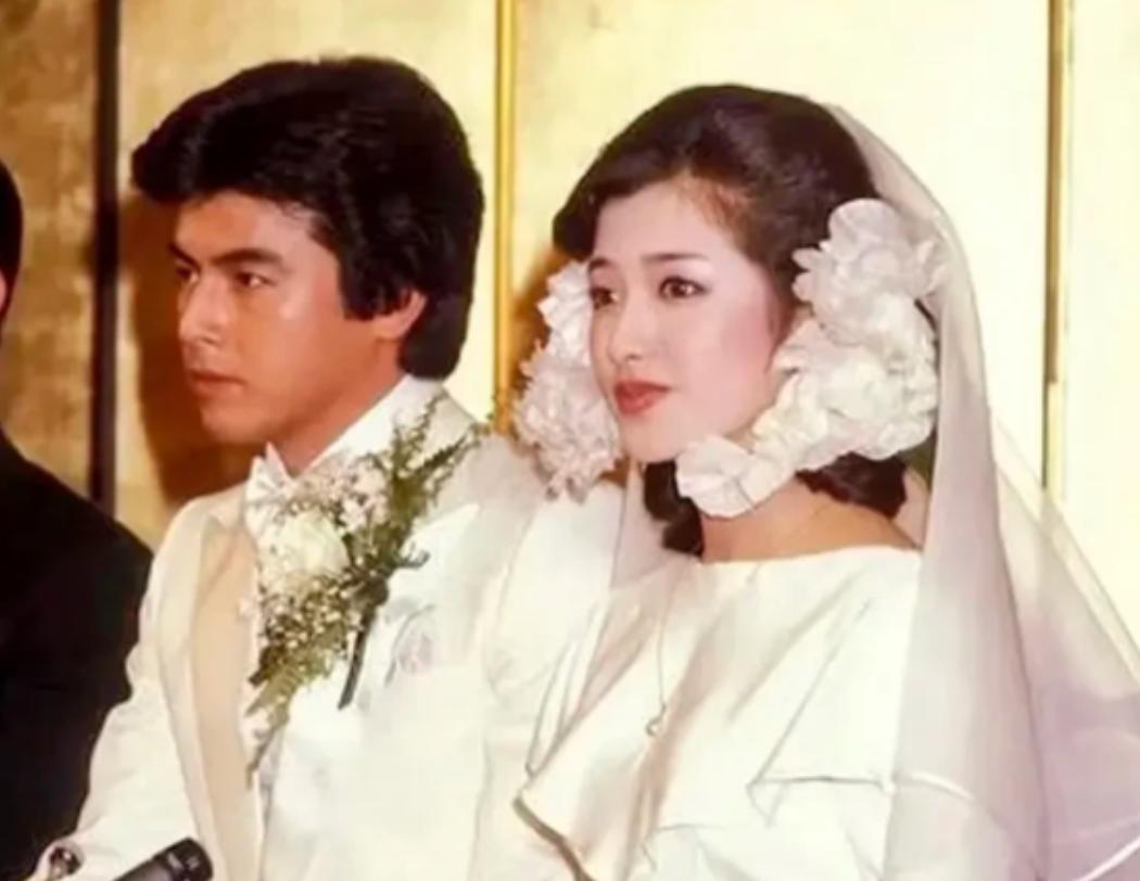 山口百惠其实才是超级狠人，因为她不会容忍男人一直不给婚约，也不会和有妇之夫纠缠不