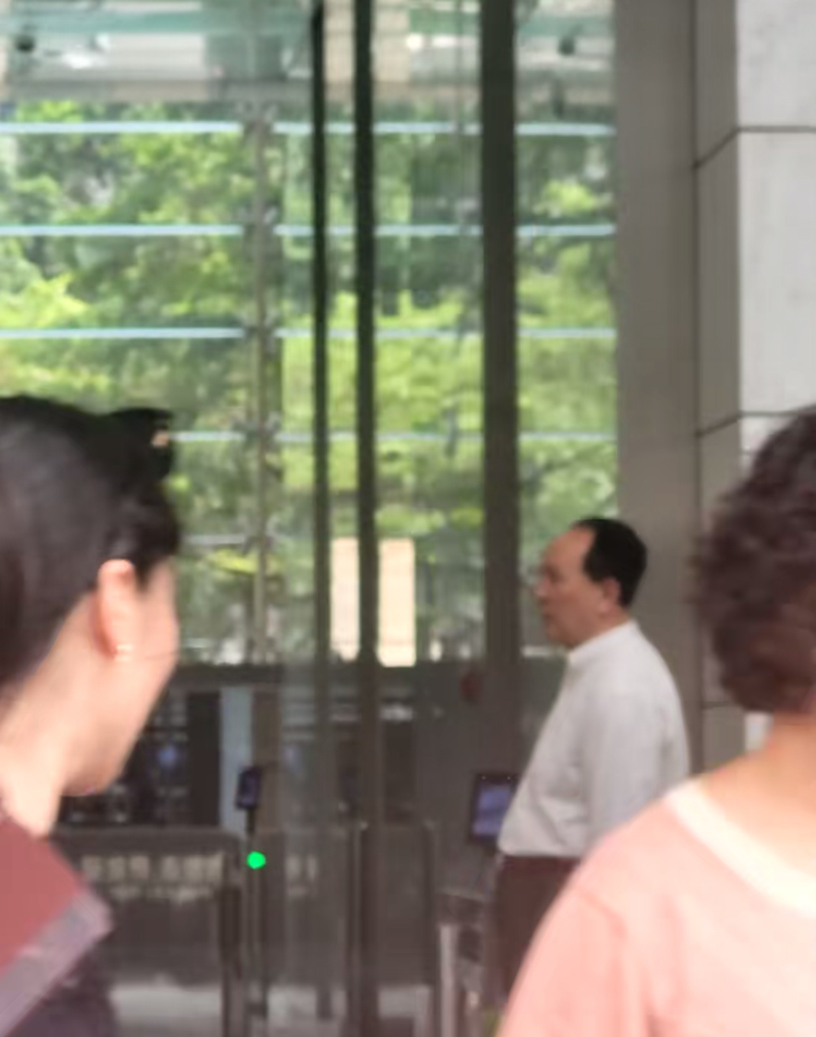 刚在公司楼下，抬头一看，突然给看恍惚泪目了，真的长得太像了，真的太想念你了 